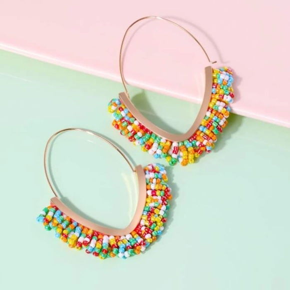 OVERSIZED MULTICOLOR BEAD DECOR OVAL HOOP EARRINGS - Picture 2 of 4
